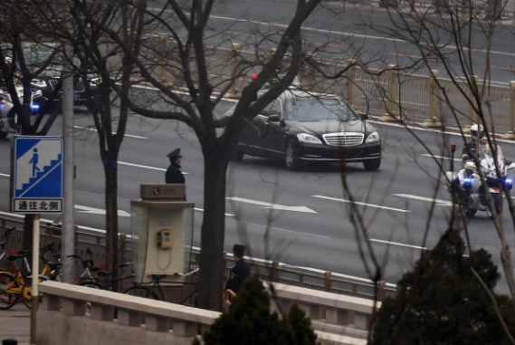 Đo&agrave;n xe nghi chở nh&agrave; l&atilde;nh đạo Kim Jong-un xuất hiện tr&ecirc;n đường phố Bắc Kinh v&agrave;o chiều 27/3 (Ảnh: Reuters)