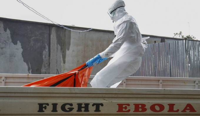 Nh&acirc;n vi&ecirc;n y tế chuyển thi thể một nạn nh&acirc;n chết do nhiễm virus Ebola tại Monrovia, Liberia. Ảnh: EPA