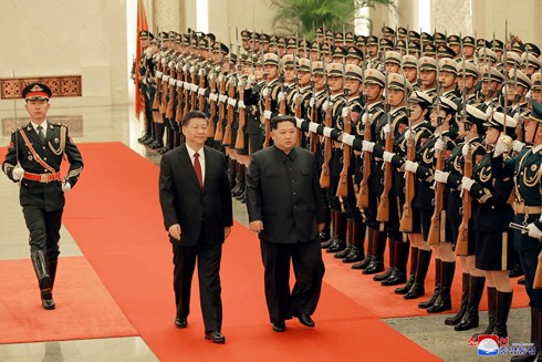Trong chuyến thăm bất ngờ tới Bắc Kinh, &ocirc;ng Kim Jong-un đ&atilde; n&oacute;i rằng, Triều Ti&ecirc;n sẵn s&agrave;ng từ bỏ vũ kh&iacute; hạt nh&acirc;n. Ảnh: KCNA/Reuters