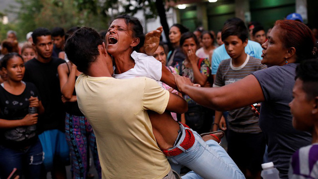 &Iacute;t nhất 68 người thiệt mạng trong vụ bạo loạn k&eacute;o theo hỏa hoạn ở khu trại giam tại th&agrave;nh phố Valencia của Venezuela. (Ảnh: Reuters)