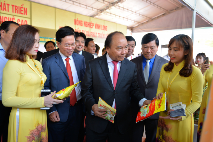 Thủ tướng Nguyễn Xu&acirc;n Ph&uacute;c gặp c&aacute;c doanh nghiệp tại Hội nghị.