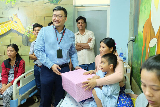 TGĐ Gamuda Land - &ocirc;ng Wyeren Yap Vooi Soon trao qu&agrave; cho trẻ được phẫu thuật tim miễn ph&iacute;