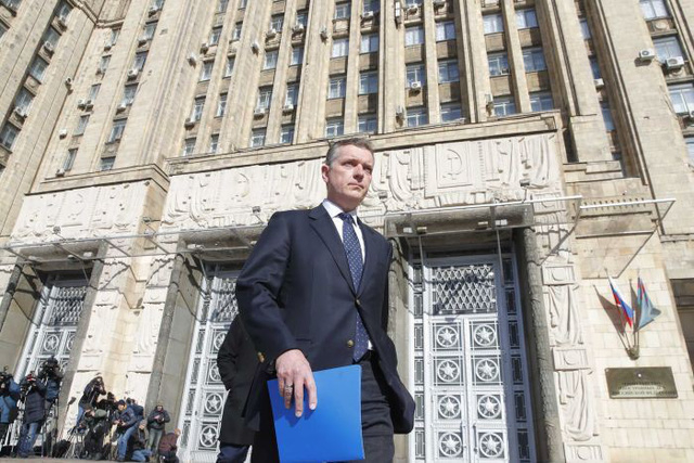 Đại sứ Australia tại Nga Peter Tesch rời Bộ Ngoại giao Nga sau khi được triệu tập ng&agrave;y 30/3. (Ảnh: Reuters)