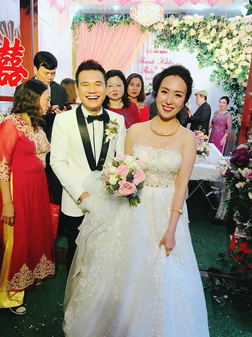 MC Th&agrave;nh Trung chia sẻ ảnh đ&aacute;m cưới của ca sĩ Khắc Việt. Anh viết h&agrave;i hước: