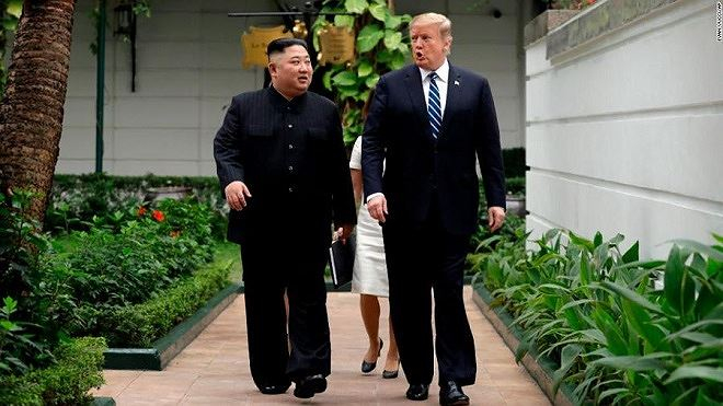 Tổng thống Donald Trump v&agrave; Chủ tịch Kim Jong Un tr&ograve; chuyện th&acirc;n mật trong khu&ocirc;n vi&ecirc;n Kh&aacute;ch sạn Metropole.&nbsp;