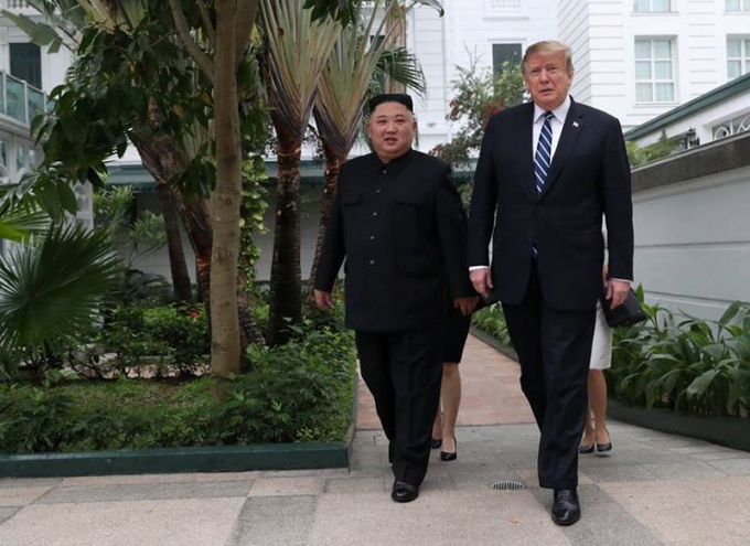 Chủ tịch Triều Ti&ecirc;n Kim Jong-un v&agrave; Tổng thống Mỹ Donald Trump đi dạo tại cuộc họp ng&agrave;y 28/2.