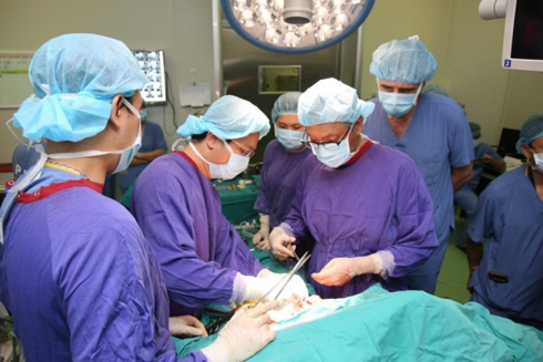 C&aacute;c chuy&ecirc;n gia h&agrave;ng đầu về phẫu thuật gan mật tại Bệnh viện Hữu nghị Việt Đức v&agrave; chuy&ecirc;n gia quốc tế trực tiếp phẫu thuật cho bệnh nh&acirc;n.