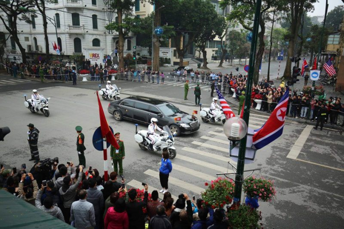 Cảnh s&aacute;t đ&oacute;n dẫn xe của Chủ tịch Triều Ti&ecirc;n Kim Jong Un tại H&agrave; Nội.