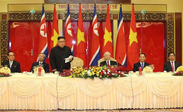 Chủ tịch Triều Ti&ecirc;n Kim Jong-un đọc diễn văn đ&aacute;p từ. Ảnh: Tr&iacute; Dũng - TTXVN