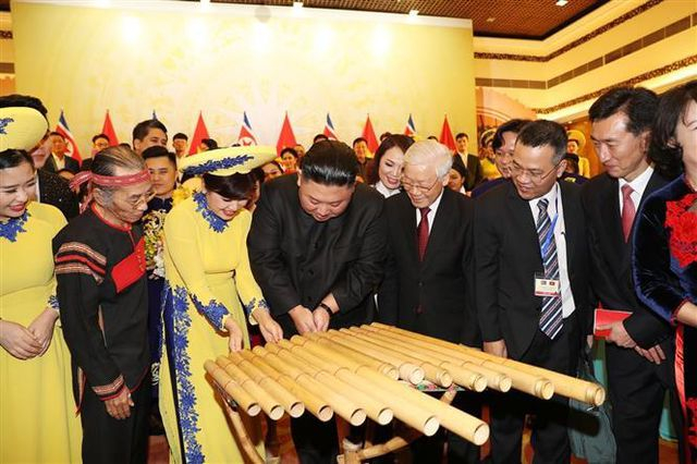 Chủ tịch Triều Ti&ecirc;n Kim Jong-un chơi thử đ&agrave;n K'l&ocirc;ng p&uacute;t - một loại nhạc cụ d&acirc;n tộc đặc biệt của Việt Nam. Ảnh: Do&atilde;n Tấn - TTXVN&nbsp;