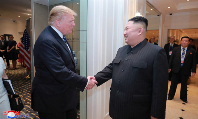 Tổng thống Mỹ Donald Trump (tr&aacute;i) bắt tay Chủ tịch Triều Ti&ecirc;n Kim Jong-un tại kh&aacute;ch sạn Metropole, H&agrave; Nội v&agrave;o ng&agrave;y 28/2. Ảnh:&nbsp;KCNA/ Reuters