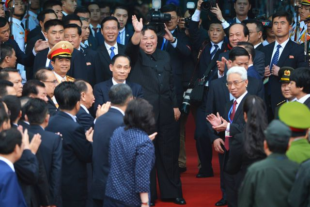 Chủ tịch Kim Jong- un l&ecirc;n t&agrave;u bọc th&eacute;p rời Việt Nam về nước