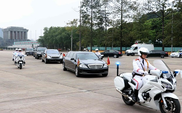 Đo&agrave;n xe chở Chủ tịch Triều Ti&ecirc;n Kim Jong-un rời khu vực Quảng trường Ba Đ&igrave;nh. (Ảnh: TTXVN)