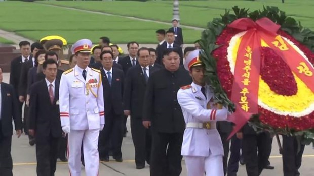 Chủ tịch Kim Jong- un l&ecirc;n t&agrave;u bọc th&eacute;p rời Việt Nam về nước