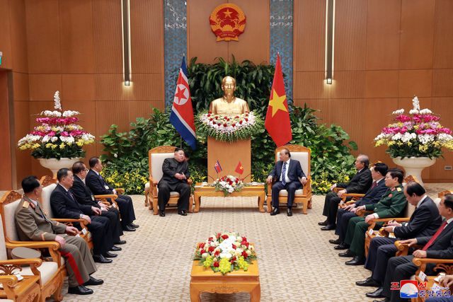 Tại cuộc hội kiến với Chủ tịch Triều Ti&ecirc;n Kim Jong-un, Thủ tướng Nguyễn Xu&acirc;n Ph&uacute;c khẳng định, l&agrave; người bạn th&acirc;n thiết v&agrave; ch&acirc;n th&agrave;nh của nh&acirc;n d&acirc;n Triều Ti&ecirc;n, Việt Nam nhất qu&aacute;n ủng hộ một b&aacute;n đảo Triều Ti&ecirc;n h&ograve;a b&igrave;nh, ổn định, hợp t&aacute;c v&agrave; ph&aacute;t triển.