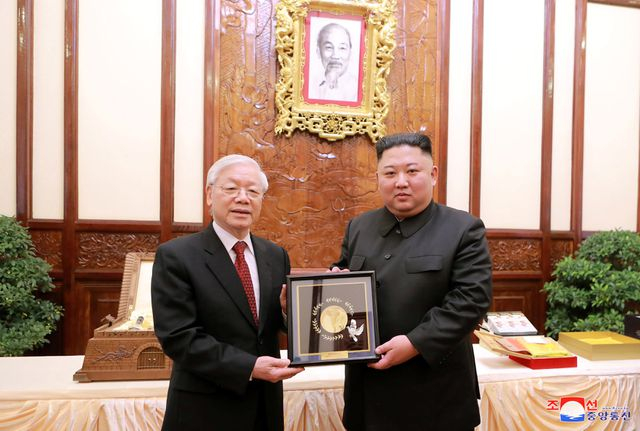 Tổng B&iacute; thư, Chủ tịch nước Nguyễn Ph&uacute; Trọng trao tặng phẩm cho Chủ tịch Triều Ti&ecirc;n Kim Jong-un.