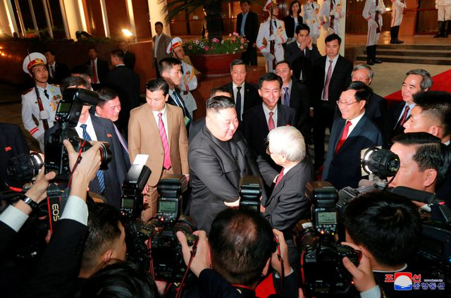 Chủ tịch Kim Jong-un l&agrave; nh&agrave; l&atilde;nh đạo Triều Ti&ecirc;n đầu ti&ecirc;n thăm ch&iacute;nh thức Việt Nam trong 61 năm qua.