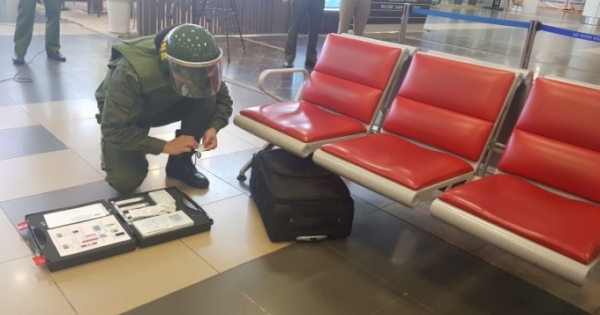 Nghi chiếc vali vô chủ có chứa chất nổ, nhiều tuyến đường vào sân bay Tân Sơn Nhất bị phong tỏa