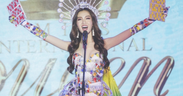 Đỗ Nhật Hà tỏa sáng với trang phục dân tộc tại Miss International Queen 2019