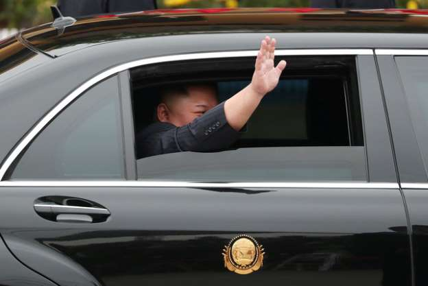 Chủ tịch Triều Ti&ecirc;n Kim Jong Un hạ cửa k&iacute;nh xe, vẫy tay ch&agrave;o người d&acirc;n Việt Nam.