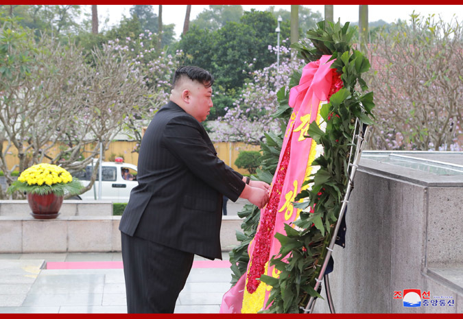 Chủ tịch Kim Jong-un d&acirc;ng v&ograve;ng hoa ở Đ&agrave;i tưởng niệm anh h&ugrave;ng liệt sĩ Bắc Sơn&nbsp;