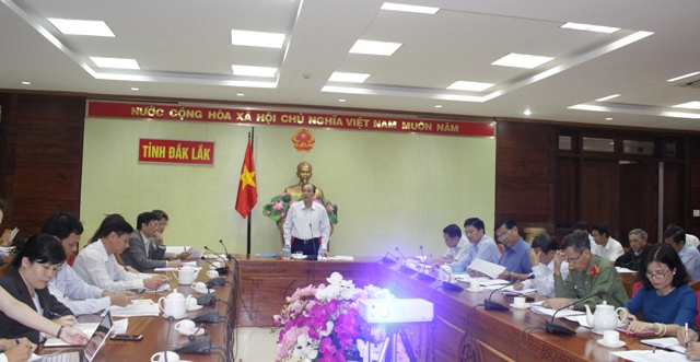 Chủ tịch UBND&nbsp;Đắk Lắk tỉnh Phạm Ngọc Nghị c&ugrave;ng c&aacute;c đại biểu tham dự cuộc họp.