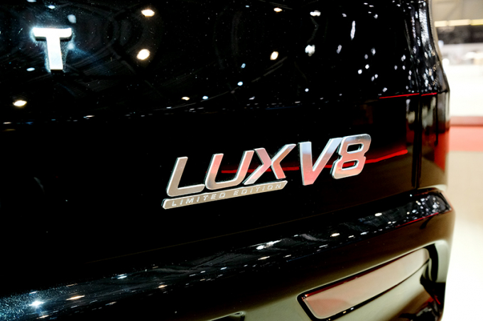 Logo Lux V8 ở ph&iacute;a đu&ocirc;i xe v&agrave; một số vị tr&iacute; kh&aacute;c tr&ecirc;n th&acirc;n xe l&agrave;m nổi bật th&ecirc;m phi&ecirc;n bản đặc biệt n&agrave;y.