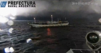 Tàu Argentina nổ súng, rượt đuổi theo tàu cá Trung Quốc đánh bắt trái phép