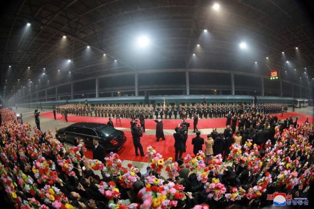 Người d&acirc;n Triều Ti&ecirc;n cờ hoa rực rỡ ch&agrave;o đ&oacute;n chủ tịch Kim Jong-un về nước. (Ảnh: KCNA)