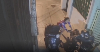 [Clip]: Bất cẩn quên đóng cốp xe máy, người phụ nữ nhận "trái đắng"