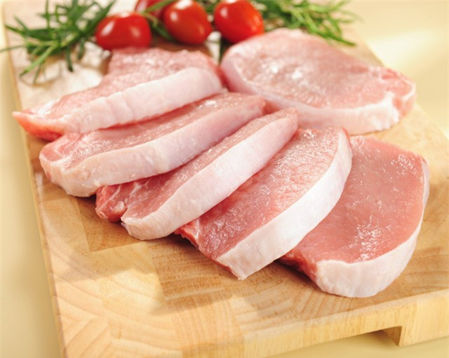 Th&ocirc;ng thường lợn si&ecirc;u nạc được ăn h&oacute;a chất n&ecirc;n lớp mỡ mỏng hẳn đi, c&oacute; khi d&agrave;y chưa đến 1cm, trong khi lớp mỡ của thịt lợn b&igrave;nh thường khoảng 1,5-2cm.