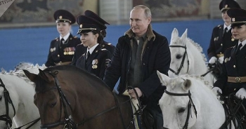 Tổng thống Nga Putin cưỡi ngựa đến chúc mừng nữ cảnh sát ngày 8/3