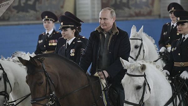 Tổng thống Nga Vladimir Putin thử c&ocirc;ng việc của c&aacute;c nữ cảnh s&aacute;t.