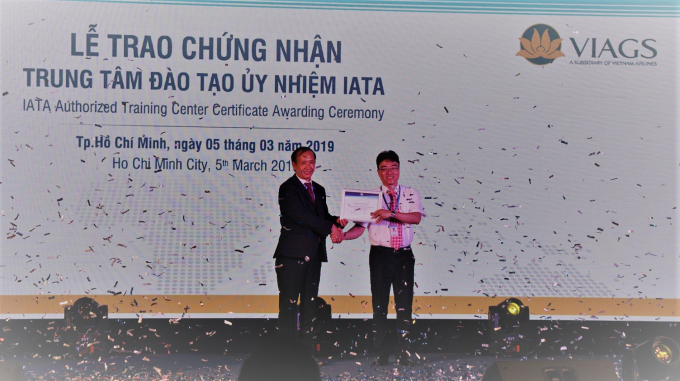 &Ocirc;ng Đỗ Như Phụng - Gi&aacute;m đốc IATA tại Việt Nam (tr&aacute;i) trao chứng nhận