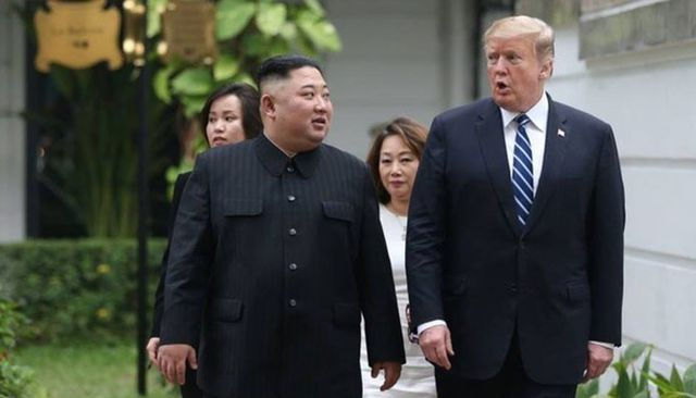 Chủ tịch Triều Ti&ecirc;n Kim Jong Un (tr&aacute;i) v&agrave; Tổng thống Mỹ Donald Trump đi dạo trong khu&ocirc;n vi&ecirc;n kh&aacute;ch sạn Metropole s&aacute;ng 28/2 - Ảnh: Reuters.
