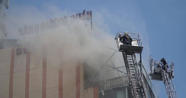 TPHCM: Cháy nhà hàng cao tầng ở trung tâm quận 1, thực khách tháo chạy tán loạn