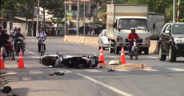 Bình Dương: Tai nạn liên hoàn giữa xe máy và ôtô khiến 1 người tử vong