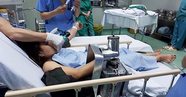 Một phụ nữ mang cả máy xay thịt gắn chặt bàn tay vào bệnh viện cấp cứu