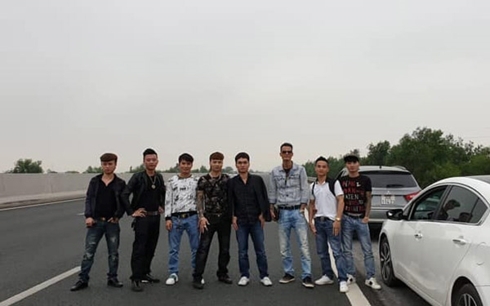 Nhóm “Khá bảnh” dàn hàng chụp hình trên cao tốc Hà Nội - Hải Phòng