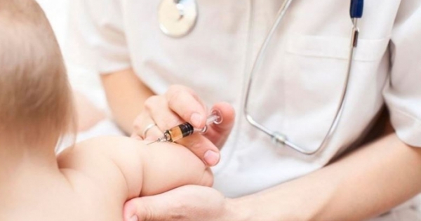 Cách xử trí khi trẻ bị sốc phản vệ sau tiêm vắc xin