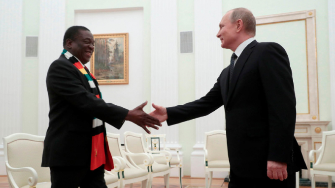 Tổng thống Nga Putin tiếp đ&oacute;n Tổng thống Zimbabwe Emmerson Mnangagwa tại Điện Kremlin đầu hồi th&aacute;ng 1 năm nay. Ảnh: Getty Images&nbsp;