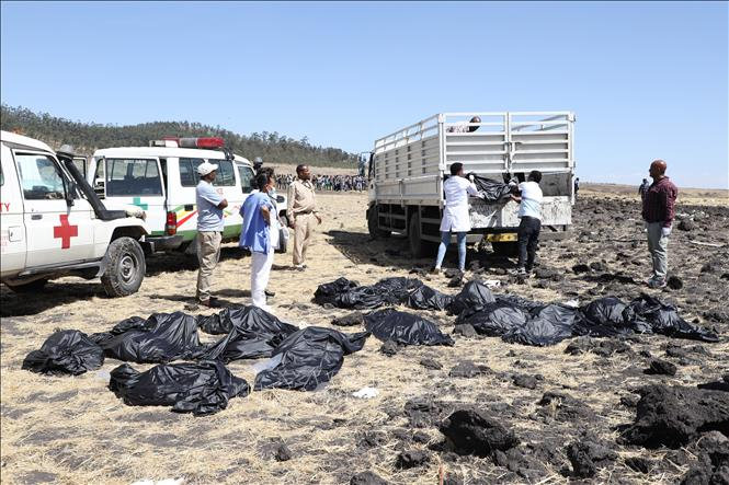 Lực lượng cứu hộ chuyển thi thể nạn nh&acirc;n tại hiện trường vụ rơi m&aacute;y bay của h&atilde;ng h&agrave;ng kh&ocirc;ng Ethiopian Airlines, gần Bishoftu, Ethiopia, ng&agrave;y 10/3/2019. Ảnh: AFP/TTXVN