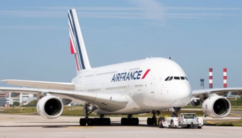 Máy bay Pháp chở hơn 500 khách nổ một động cơ giữa không trung