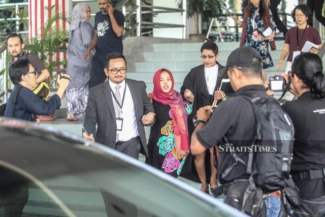Siti Aishah rời t&ograve;a sau khi được thả tự do.&nbsp; (Ảnh: EPA)