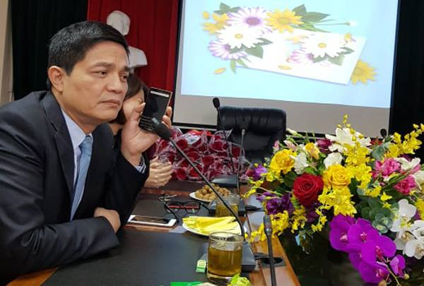 &Ocirc;ng Nguyễn Thanh Phong, Cục trưởng Cục An to&agrave;n thực phẩm nhận được cuộc gọi tư vấn về sản phẩm bảo vệ sức khỏe B&agrave; Dung ngay trong cuộc họp.&nbsp;