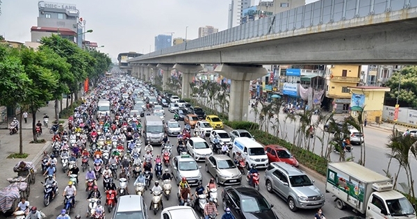 Hà Nội: Cấm xe máy đường Lê Văn Lương hay Nguyễn Trãi thì tắc đường khác?