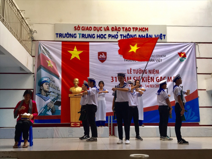 Hoạt cảnh được c&aacute;c học sinh Trường THPT Nh&acirc;n Việt biểu diễn