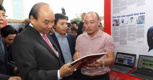 Thủ tướng Nguyễn Xuân Phúc thăm gian hàng Báo PLVN ngày khai mạc Hội Báo toàn quốc 2019