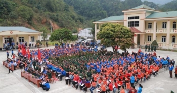 Trao tặng 6.000 lá cờ Tổ quốc và 1.000 góc học tập trong ngày hội “Tháng Ba biên giới