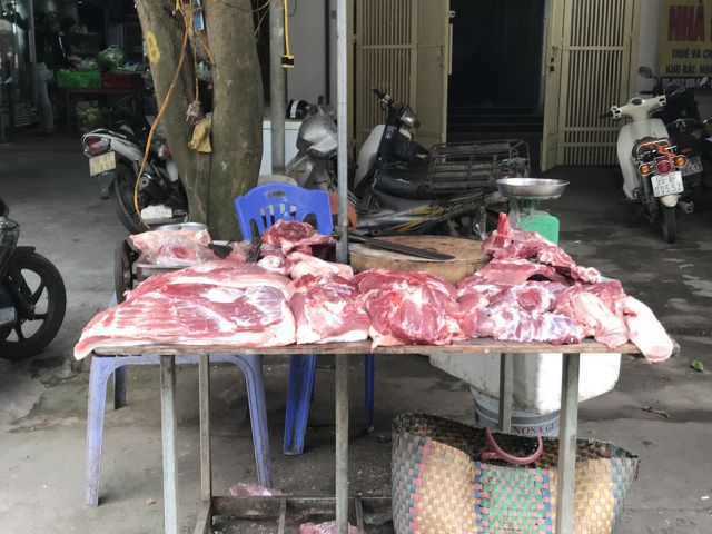 Gi&aacute; thịt lợn dao động từ 60.000 - 68.000 đồng/kg tại c&aacute;c chợ b&aacute;n lẻ